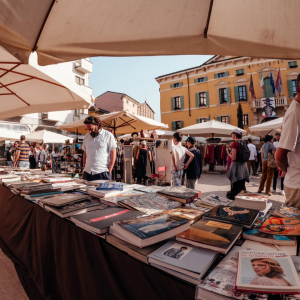 MERCATO ANTIQUARIATO E MODERNARIATO DI VALEGGIO